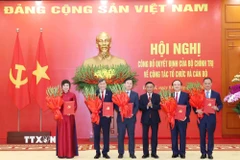 Đồng chí Trần Cẩm Tú, Ủy viên Bộ Chính trị, Thường trực Ban Bí thư trao các Quyết định cho đại diện lãnh đạo 5 cơ quan, gồm: Đài Truyền hình Việt Nam, Đài Tiếng nói Việt Nam, Thông tấn xã Việt Nam, Viện Hàn lâm Khoa học xã hội Việt Nam, Viện Hàn lâm Khoa học và Công nghệ Việt Nam. (Ảnh: Phương Hoa/TTXVN)
