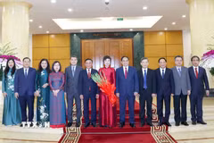 Thường trực Ban Bí thư Trần Cẩm Tú, Thủ tướng Phạm Minh Chính cùng các đồng chí lãnh đạo Đảng, Nhà nước chụp ảnh chung với Ban lãnh đạo Thông tấn xã Việt Nam. (Ảnh: Phương Hoa/TTXVN)