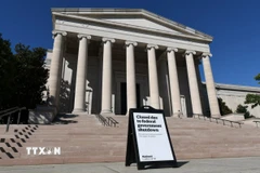 Bảng thông báo đóng cửa tại Phòng trưng bày Nghệ thuật quốc gia ở Washington, D.C., Mỹ ngày 5/10/2025. (Ảnh: THX/TTXVN)