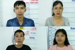 Nguyễn Văn Lượm (hàng trên, bên trái) cùng những đối tượng trong đường dây "chăn dắt" trẻ em ngậm dầu hỏa phun lửa để xin tiền tại cơ quan Công an. (Ảnh: TTXVN phát)