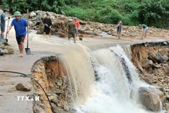 Chính quyền xã Tiên Yên khuyến cáo người dân không tự ý đi qua các khu vực sạt lở, ngập sâu. (Ảnh: Trần Hoàn/TTXVN phát)