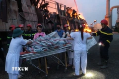 Nạn nhân được các nhân viên y tế đưa đến bệnh viện. (Ảnh: Mạnh Khánh/TTXVN)