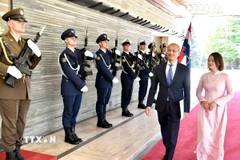 Đại sứ Việt Nam tại Cộng hòa Croatia Bùi Lê Thái và phu nhân duyệt đội danh dự. (Ảnh: TTXVN phát)