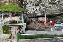 "Nhếch nhác" là cụm từ được nhiều người tiếc nuối nhắc đến khi tham quan thắng cảnh Hang Câu.