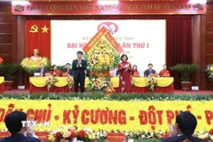 Bà Bùi Thị Minh Hoài, Ủy viên Bộ Chính trị, Bí thư Thành ủy chúc mừng Đại hội. (Ảnh: Quốc Lũy/TTXVN)