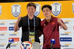 Huấn luyện viên trưởng U23 Việt Nam Kim Sang-sik cùng Nguyễn Đình Bắc tại buổi họp báo sau trận đấu. (Ảnh: Minh Thái/TTXVN)