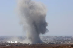 Khói bốc lên sau đòn không kích của Israel. (Ảnh: THX/TTXVN)