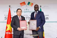 Chủ tịch Quốc hội Trần Thanh Mẫn và Chủ tịch Quốc hội Senegal Malick Ndiaye ký kết văn kiện hợp tác giữa hai Quốc hội. (Ảnh: Doãn Tấn/TTXVN)