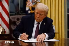 Tổng thống Mỹ Donald Trump ký một sắc lệnh tại Nhà Trắng. (Ảnh: Getty Images/TTXVN)
