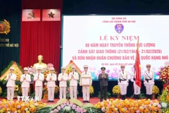 Trung tướng Nguyễn Thanh Tùng, Giám đốc Công an thành phố Hà Nội trao Huân chương Bảo vệ Tổ quốc hạng Nhì tặng Phòng Cảnh sát giao thông, Công an thành phố Hà Nội. (Ảnh: Phạm Kiên/TTXVN)