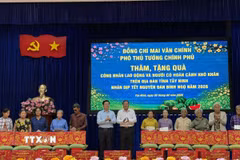 Phó Thủ tướng Chính phủ Mai Văn Chính và Chủ tịch UBND tỉnh Tây Ninh Lê Văn Hẳn tặng quà cho công nhân lao động tại Công ty Gainlucky (phường Gia Lộc). (Ảnh: Bùi Giang/TTXVN)