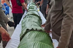 Chiếc bánh ‘sekubal’ phá kỷ lục có chiều dài lên tới 25m và đường kính 25cm. (Nguồn: Radar Lampung)