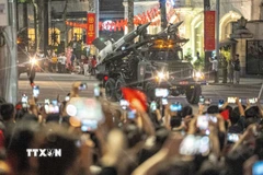 Đoàn diễu binh, diễu hành di chuyển trên đường phố trong buổi tổng hợp luyện lần thứ nhất. (Ảnh: Phạm Tuấn Anh/TTXVN)