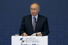 Tổng thống Nga Putin phát biểu tại phiên toàn thể của Diễn đàn Kinh tế Á-Âu. (Nguồn: TASS)