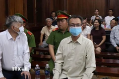 Bị cáo Nguyễn Công Khế (trái) và Nguyễn Quang Thông trong phiên tòa sáng 29/10/2025. (Ảnh: Linh Sơn/TTXVN)