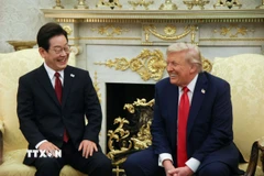 Tổng thống Mỹ Donald Trump (phải) trong cuộc gặp Tổng thống Hàn Quốc Lee Jae Myung tại Washington DC., ngày 25/8/2025. (Ảnh: Yonhap/TTXVN)