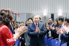 Tổng Bí thư Tô Lâm và Phu nhân gặp gỡ cán bộ Đại sứ quán Việt Nam và cộng đồng người Việt tại Bắc Âu. (Ảnh: Thống Nhất/TTXVN)