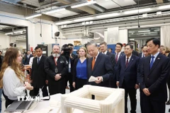 Tổng Bí thư Tô Lâm thăm phòng thí nghiệm tạo mẫu thử nghiệm của Đại học Aalto. (Ảnh: Thống Nhất/TTXVN)