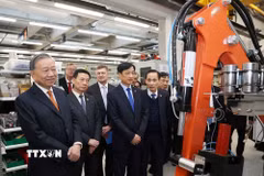 Tổng Bí thư Tô Lâm thăm phòng thí nghiệm tạo mẫu thử nghiệm của Đại học Aalto. (Ảnh: Thống Nhất/TTXVN)