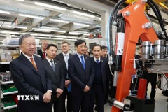 Tổng Bí thư Tô Lâm thăm phòng thí nghiệm tạo mẫu thử nghiệm của Đại học Aalto. (Ảnh: Thống Nhất/TTXVN)