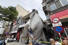 Lực lượng chức năng đã phong toả hiện trường, yêu cầu chủ công trình tạm dừng thi công nhằm phục vụ công tác điều tra. (Ảnh: Hùng Mạnh/TTXVN)