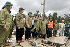 Lãnh đạo thành phố Huế kiểm tra tình hình ảnh hưởng cơn bão số 12. (Ảnh: Mai Trang/TTXVN)