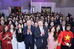 Tổng Bí thư Tô Lâm và ông Ilkka Niemela, Chủ tịch Đại học Aalto với sinh viên Việt Nam đang theo học tại Helsinki. (Ảnh: Thống Nhất/TTXVN)