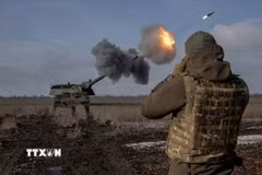 Binh sỹ Ukraine bắn lựu pháo bọc thép 2000 trong cuộc xung đột với Nga. (Ảnh: Reuters/TTXVN)