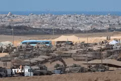 Xe quân sự Israel được triển khai tại biên giới với Gaza ngày 10/10/2025. (Ảnh: THX/TTXVN)