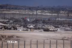 Xe quân sự Israel tại biên giới Israel-Gaza, ngày 9/10/2025. (Ảnh: THX/TTXVN)