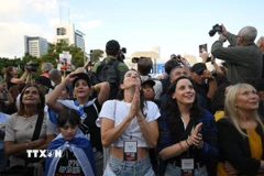 Người dân theo dõi chương trình truyền hình trực tiếp cuộc trao đổi con tin, tại quảng trường ở Tel Aviv, Israel ngày 13/10/2025. (Ảnh: THX/TTXVN)