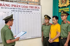 Cơ quan công an thi hành Lệnh bắt bị can để tạm giam đối với đối tượng Phạm Quốc Kỳ. (Ảnh: TTXVN phát)