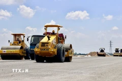 Hàng loạt máy móc hiện đại được huy động nhằm đảm bảo tiến độ thi công giai đoạn cấp phối đá dăm đạt mốc kế hoạch. (Ảnh: Thanh Sang/TTXVN)