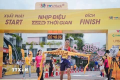 Niềm vui của vận động viên tranh về đích đầu tiên chặng 6.8km tại Giải Marathon Quốc tế VTV LPBank. (Ảnh: PV/TTXVN)
