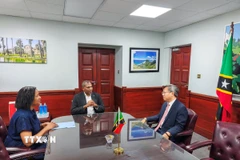 Thủ tướng Saint Kitts và Nevis, Terrance Drew (giữa), tiếp Đại sứ Lê Quang Long. (Ảnh: TTXVN phát)