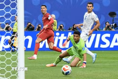 Ronaldo hoàn tất cú đúp vào lưới Uzbekistan. (Ảnh: AFP/TTXVN)