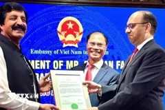 Đại sứ Phạm Anh Tuấn trao quyết định bổ nhiệm ông Rizwan Fareed (thứ nhất từ phải sang) làm Lãnh sự Danh dự với sự chứng kiến của Thống đốc tỉnh Punjab Sardar Saleem Haider Khan. (Ảnh: Đại sứ quán cung cấp)