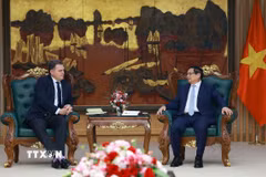 Thủ tướng Phạm Minh Chính tiếp Bộ trưởng Giao thông Pháp Philippe Tabarot. (Ảnh: Dương Giang/TTXVN)