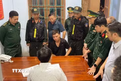Các lực lượng chức năng đấu tranh, lấy lời khai ban đầu đối với đối tượng Nguyễn Ngọc Đạo. (Ảnh: TTXVN phát)