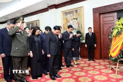 Phó Chủ tịch Quốc hội Nguyễn Khắc Định đến viếng nguyên Chủ tịch Đảng Nhân dân Cách mạng Lào, nguyên Chủ tịch nước Lào Khamtay Siphandone. (Ảnh: An Đăng/TTXVN)