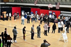 Người lao động tìm việc tại hội chợ việc làm ở Los Angeles, Mỹ.( Ảnh: Getty Images/TTXVN)