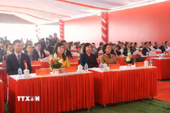 Phó Thủ tướng Chính phủ Phạm Thị Thanh Trà (hàng 1, ngoài cùng bên phải) cùng các đại biểu tại Lễ khởi công. (Ảnh: Thanh Thương/TTXVN)