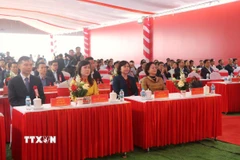 Phó Thủ tướng Chính phủ Phạm Thị Thanh Trà (hàng 1, ngoài cùng bên phải) cùng các đại biểu tại Lễ khởi công. (Ảnh: Thanh Thương/TTXVN)