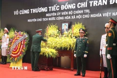 Thiếu tướng Lê Ngọc Hải, Tư lệnh Quân khu V thắp hương tưởng nhớ nguyên Chủ tịch nước Trần Đức Lương. (Ảnh: Phạm Cường/TTXVN)