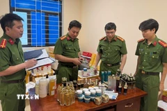 Số lượng lớn mỹ phẩm giả do Nguyễn Thị Dung làm chủ bị cơ quan công an thu giữ phục vụ công tác điều tra. (Ảnh: Cơ quan công an cung cấp)