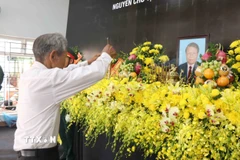 Đoàn các Cựu chiến binh viếng Nguyên Chủ tịch nước Trần Đức Lương. (Ảnh: Đoàn Hữu Trung/TTXVN)
