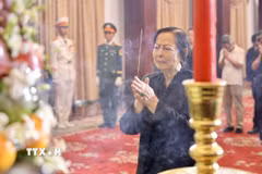 Đại diện gia đình của nguyên Chủ tịch nước Trần Đức Lương tại Thành phố Hồ Chí Minh tại lễ viếng. (Ảnh: Hồng Giang/TTXVN)