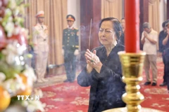 Đại diện gia đình của nguyên Chủ tịch nước Trần Đức Lương tại Thành phố Hồ Chí Minh tại lễ viếng. (Ảnh: Hồng Giang/TTXVN)