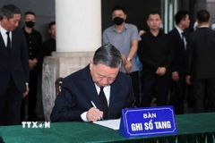 Xúc động những dòng ghi sổ tang viếng nguyên Chủ tịch nước Trần Đức Lương