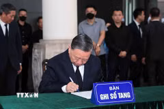 Xúc động những dòng ghi sổ tang viếng nguyên Chủ tịch nước Trần Đức Lương